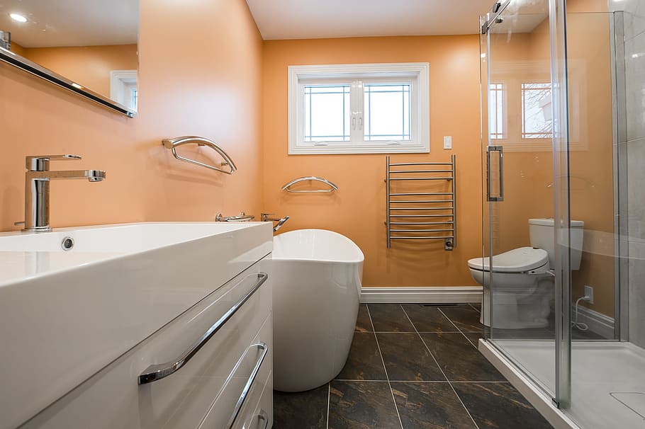 bathtub keramik putih, kamar mandi, renovasi, interior, desain, modern, rumah, ruang domestik, wastafel, lantai