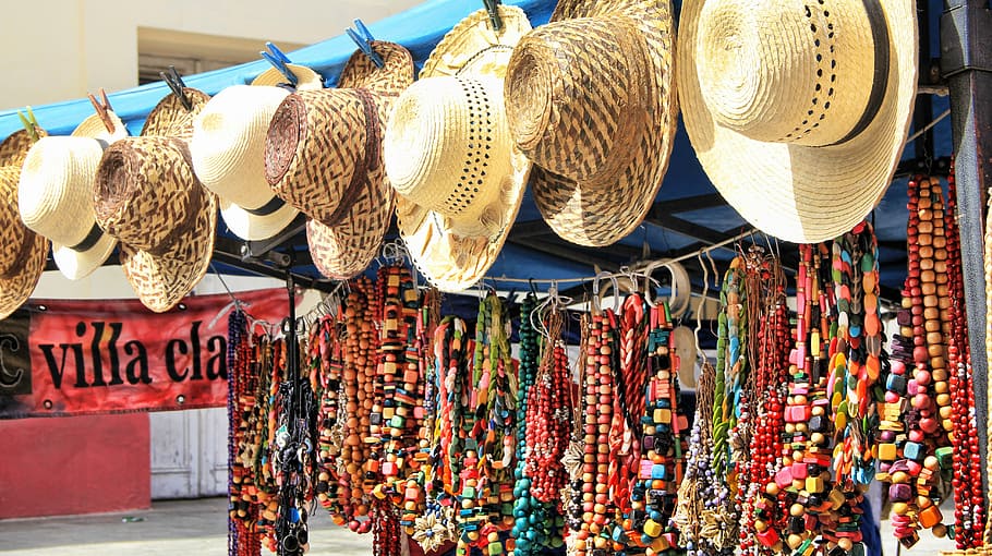 monte, chapéus, colocado, fora, Cuba, lembrança, chapéu de palha, correntes, jóias, colorido