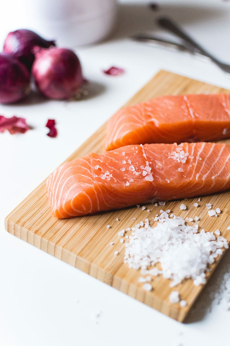 fillet salmon, salmon, fillet, close up, ikan, sehat, latar belakang putih, makanan, makanan mentah, kesegaran