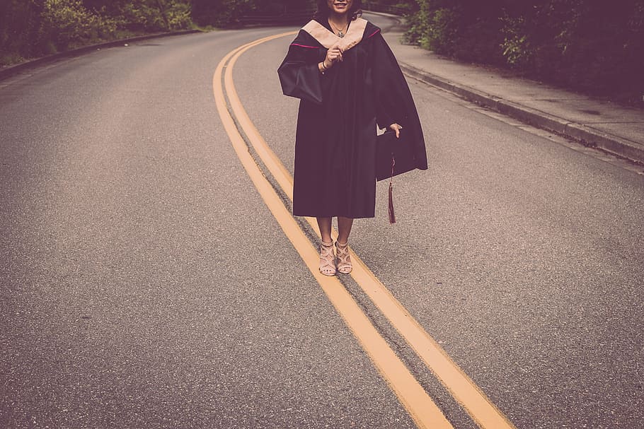 mujer, vistiendo, vestido de academia, de pie, carretera, graduación, maestros, MBA, graduado, gorra