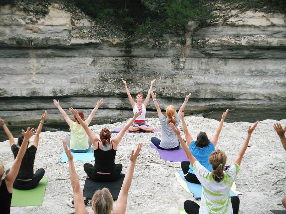 wanita, yoga, pembentukan batu, kelas yoga, asana, kebugaran, instruktur, yoga hatha, profesor, postur