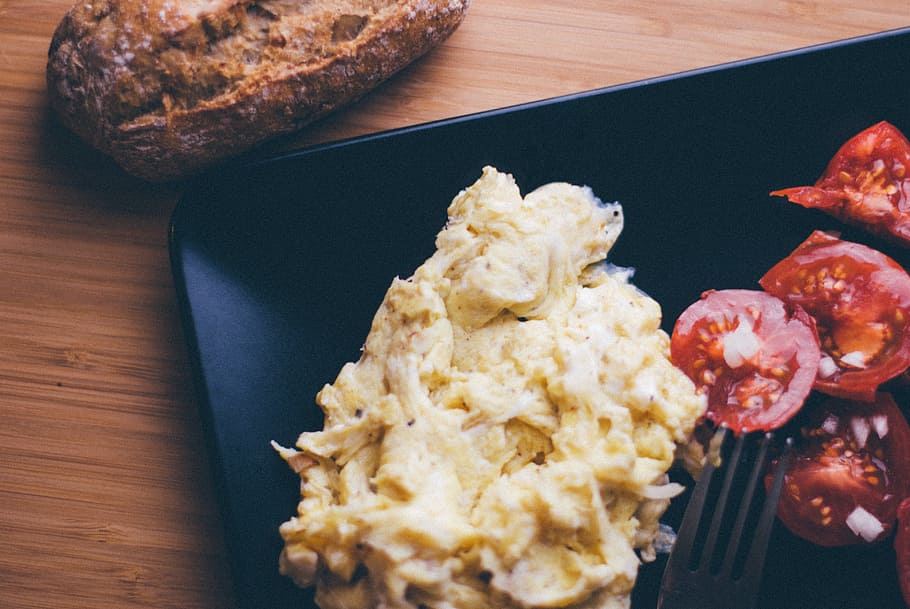 scrambled eggs, tomatoes, bread, breakfast, food and drink, food, healthy eating, freshness, indoors, table
