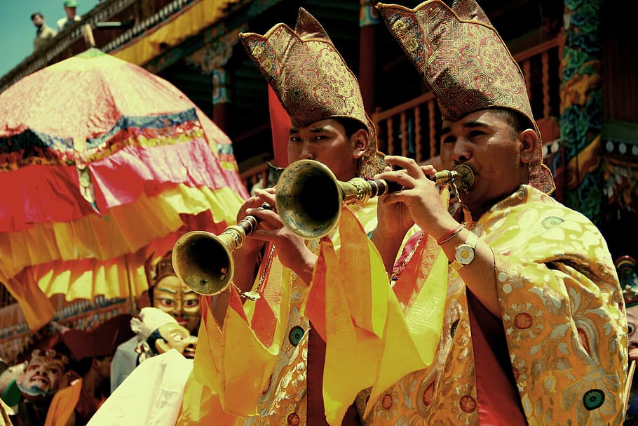 Ladakh, India, Tíbet, trompeta, tradición, gente, vestimenta tradicional, religión, personas reales, hombres