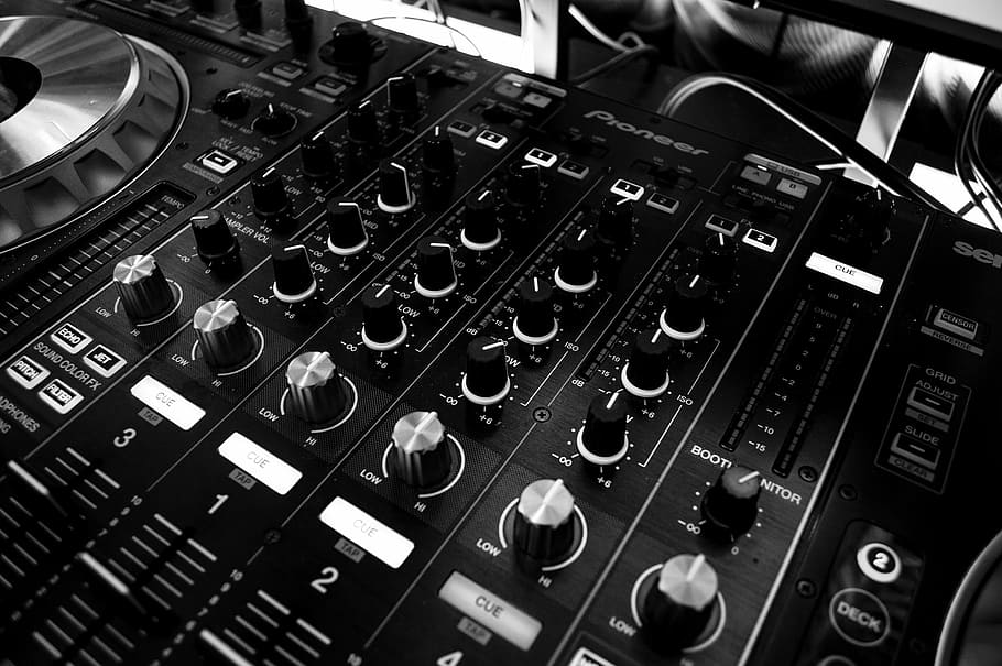 Fotografía en escala de grises, negro, controlador de DJ, mesa, música, potencia, sonido, audio, panel de mezcla, dj