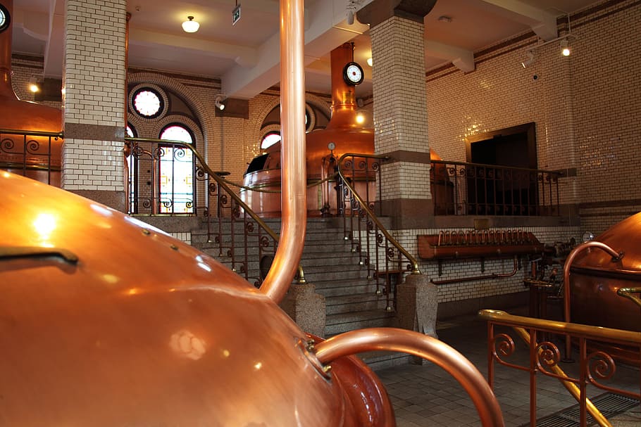 trilhos de escada de cor bronze, interior, construção, álcool, cerveja, cervejaria, fabricação de cerveja, recipiente, cobre, bebida