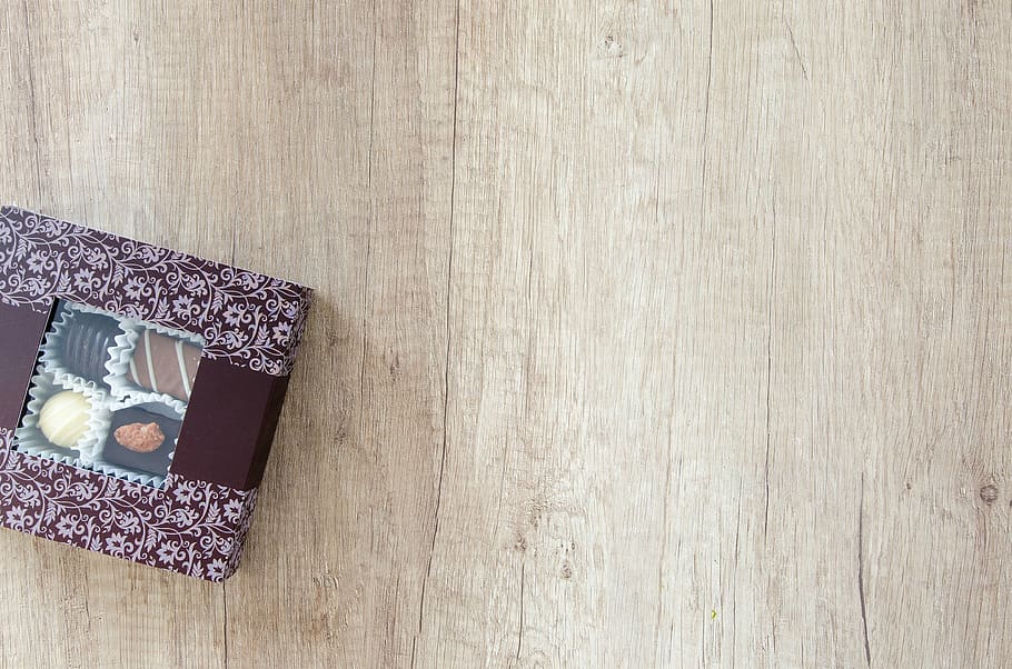 caja de chocolate marrón, estilo de vida, mesa, madera, alimentos, brownies, postres, pasteles, al horno, madera - material