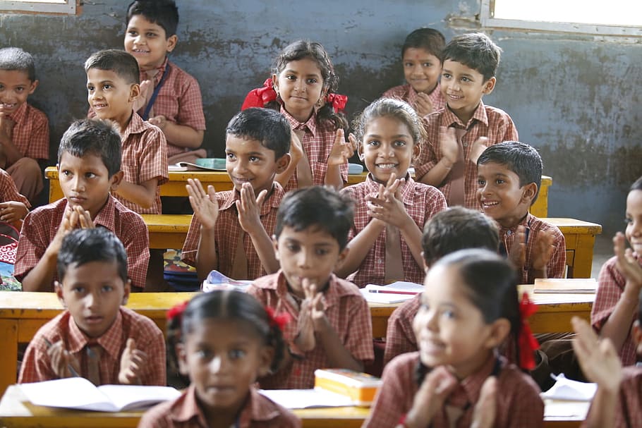 어린이, 입고, 빨간색과 베이지 색 체크 무늬, 체포, 셔츠, 행복한 아이들, 교육, akshaya patra, 웃고, 학습