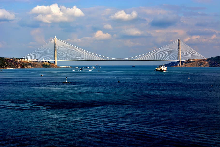 puente atirantado blanco, gris, metal, puente, cerca, mar, océano, agua, azul, cielo