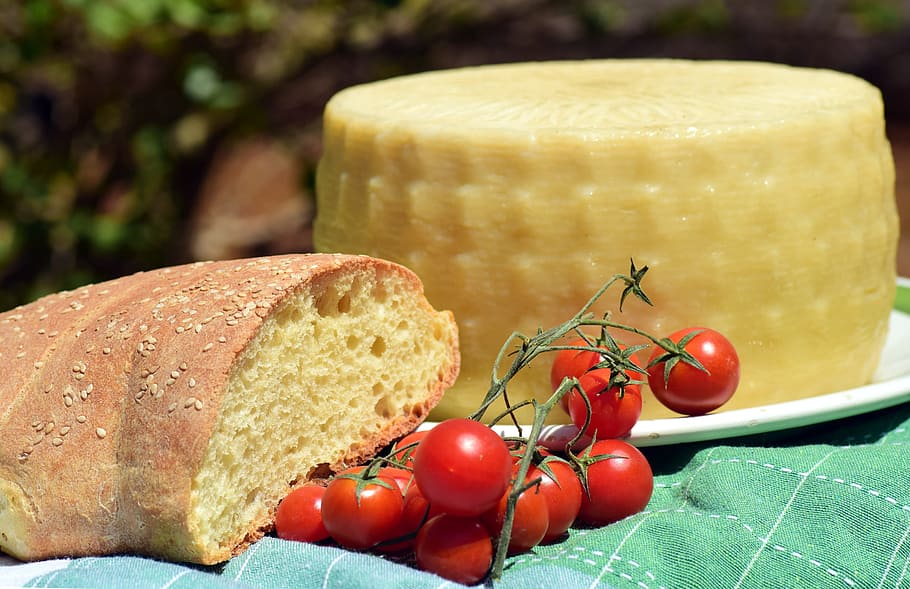 cerezas además de pastel, queso feta, pan, queso, pan de queso, tomates, mediterráneo, dieta mediterránea, comidas caseras, comida simple