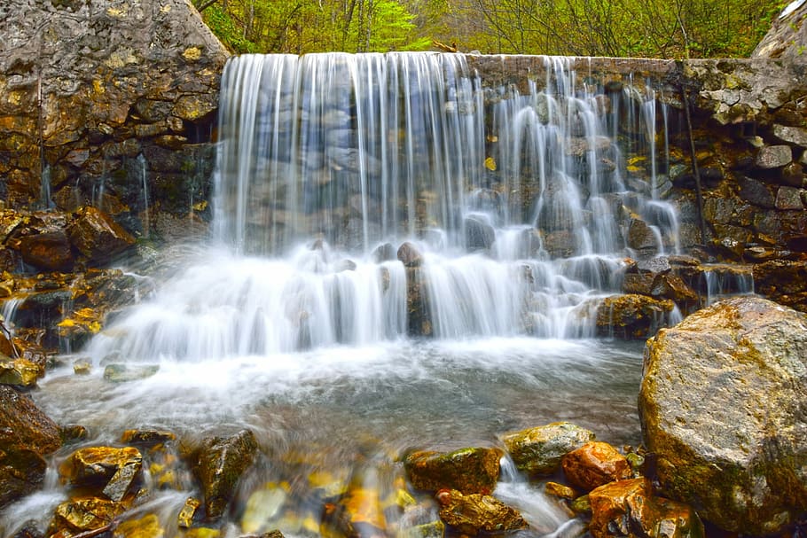 cachoeiras durante o dia, cachoeira, água, fluxo, natureza, cascata, movimento, beleza natural, exposição longa, rocha