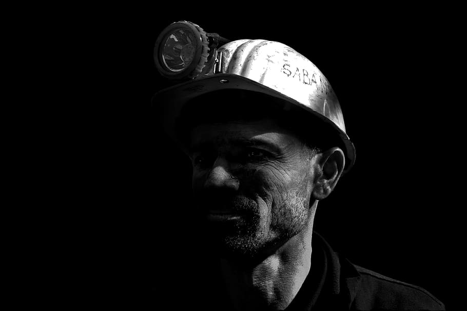foto en escala de grises, hombre, vistiendo, duro, sombrero, minero, cascos, negro, blanco, retrato