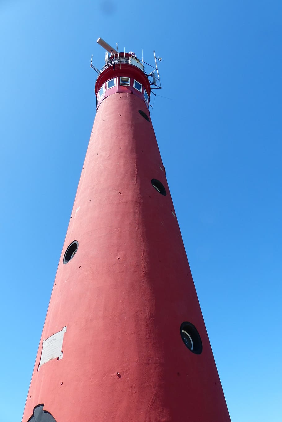 赤い光の塔, 灯台, schiermonnikoog, 島, 西フリジア語, 塔, 低角度のビュー, 空, 澄んだ空, 建物の外観