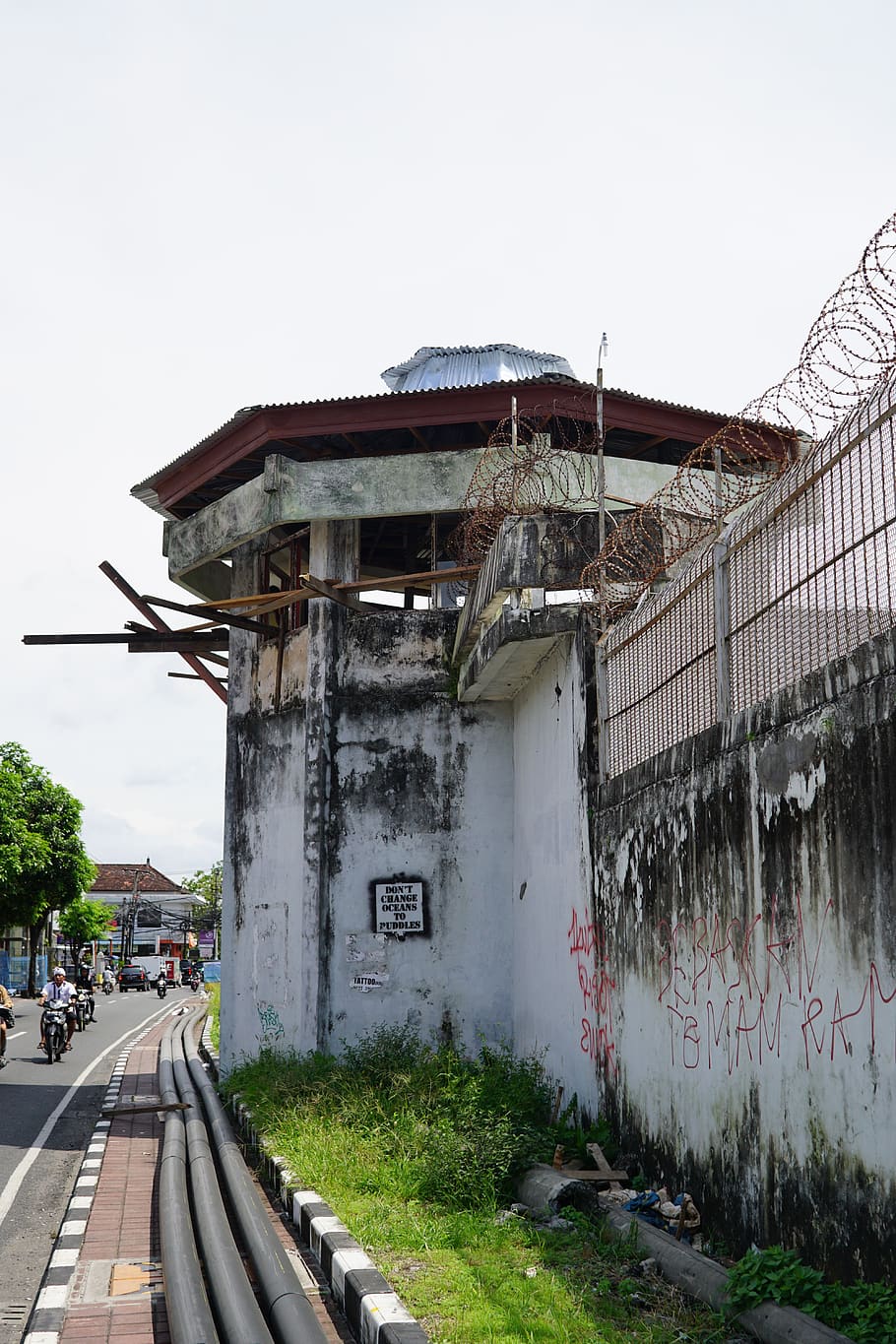 indonesia, bali, denpasar, prison, kerobokan, tower, wire, barbed wire, wall, white