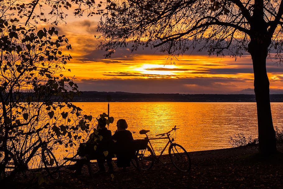 Foto de silueta, personas, sentado, banco, frente, cuerpo, puesta de sol, lago, lago de Constanza, agua