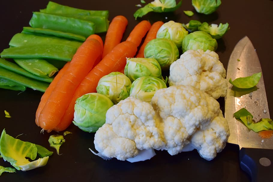 variedad de verduras, verduras, crudas, zanahorias, coliflor, frijoles, coles de Bruselas, cortar, eliminar, cocinar