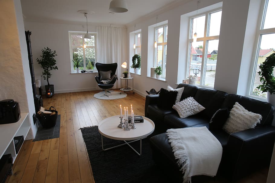 거실, 스칸디나비아 디자인, 스웨덴 디자인, 가구, 실내, 창문, 집 인테리어, 테이블, 가정 방, 소파