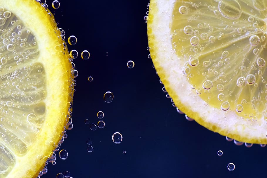 dos limones en rodajas, limón, limón bajo el agua, limonada, bebida, sed, refresco, delicioso, bajo el agua, burbujas de aire