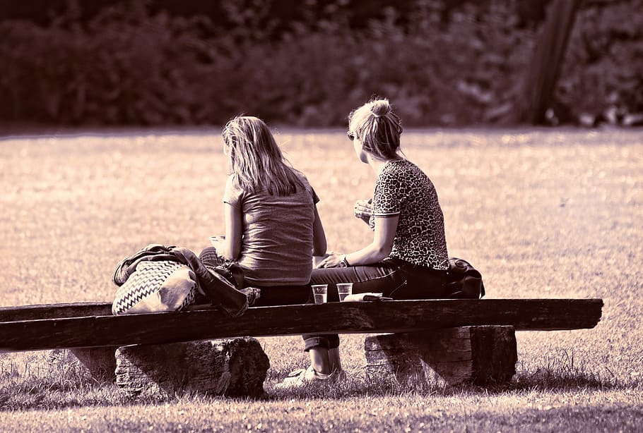 dois, mulher, vestindo, tops de cores sortidas, sentado, ao ar livre, banco, pessoa, pessoas, juntos