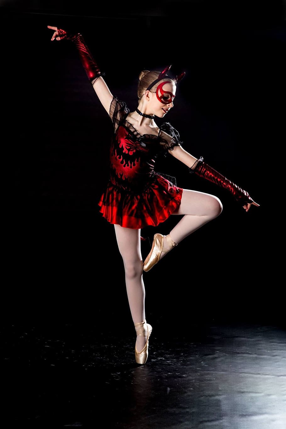 女の子, 身に着けている, 黒, 赤, ドレスダンスバレエ, バレエ, 悪魔, ダンス, 背景, 黒の背景