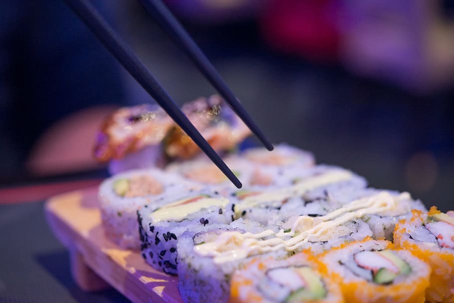 Persona que toma sushi, sushi, Japón, japonés, restaurante, mariscos, salmón, arroz, rollo, comida