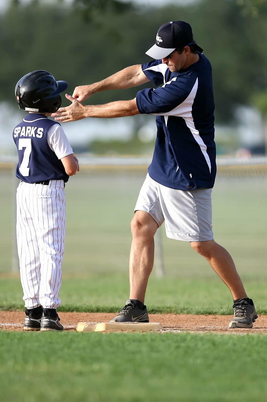 Hombre enseñando al niño, columpio, bate, base, durante el día, béisbol, entrenador, entrenador de béisbol, liga pequeña, entrenador de la liga pequeña