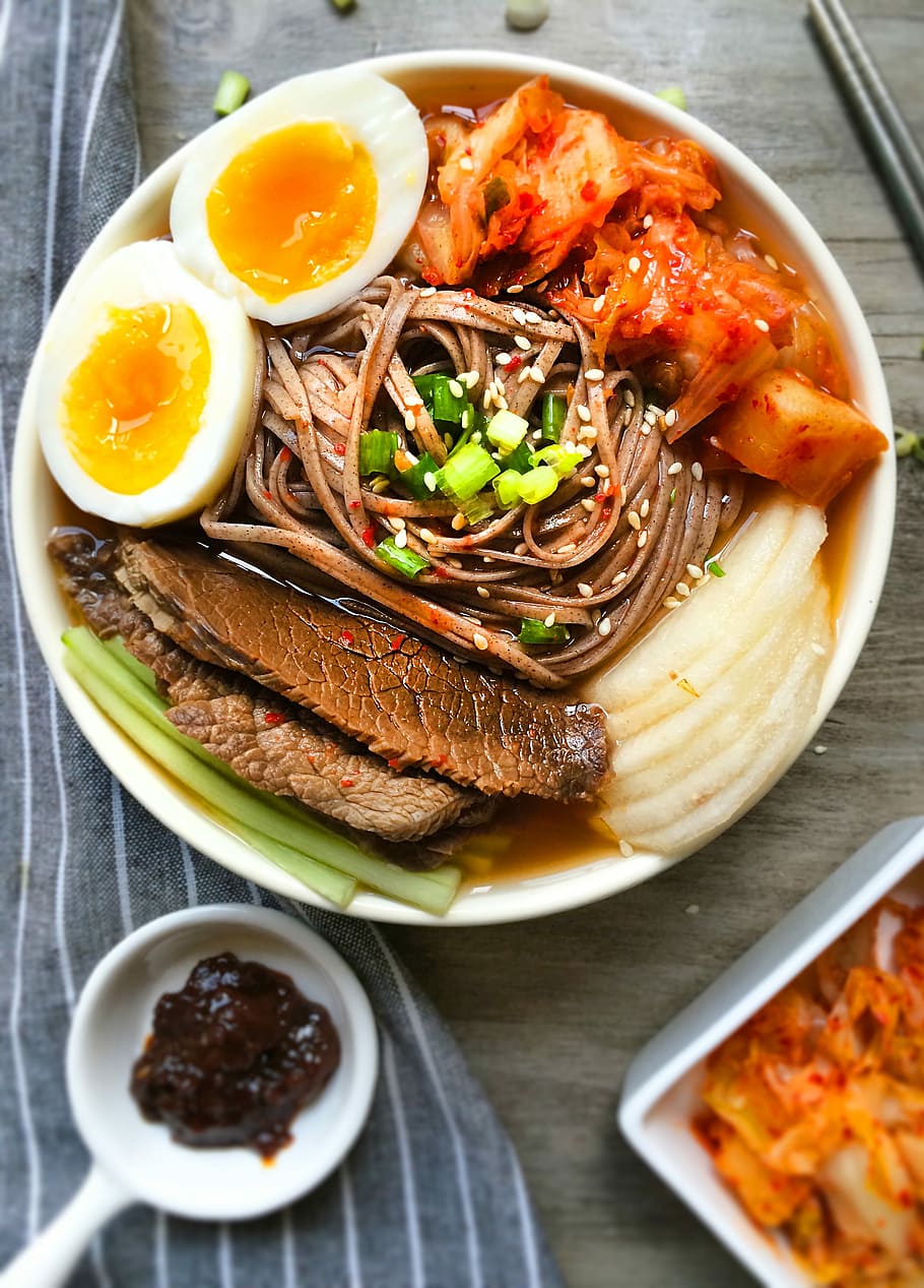 говядина naengmyeon, by., очаровательный повар, говядина, Naengmyeon, кимчи, еда, мясо, гурман, тарелка