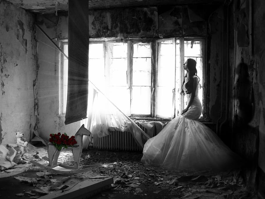 женщина, белый, платье, внутри, темно, беспорядок, комната, грустный, свадьба, грусть