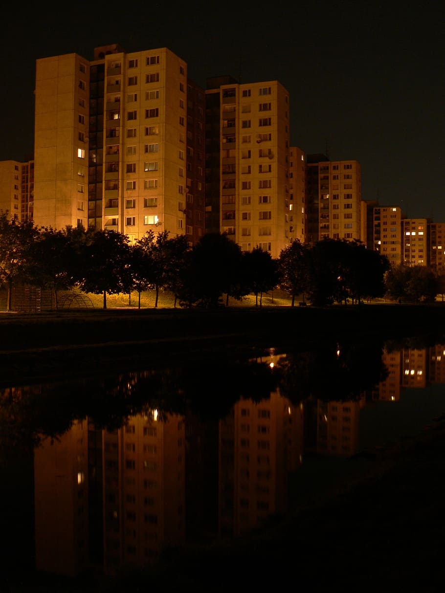 eslováquia, bratislava, noite, megalópole, vista, reflexão, edifícios, apartamentos, água, exterior do edifício