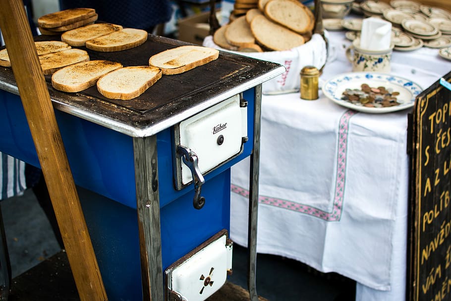 トースト, パン, ニンニク, 伝統的, チェコ, トーストしたパン, 手, 市場, 屋外, 屋台の食べ物