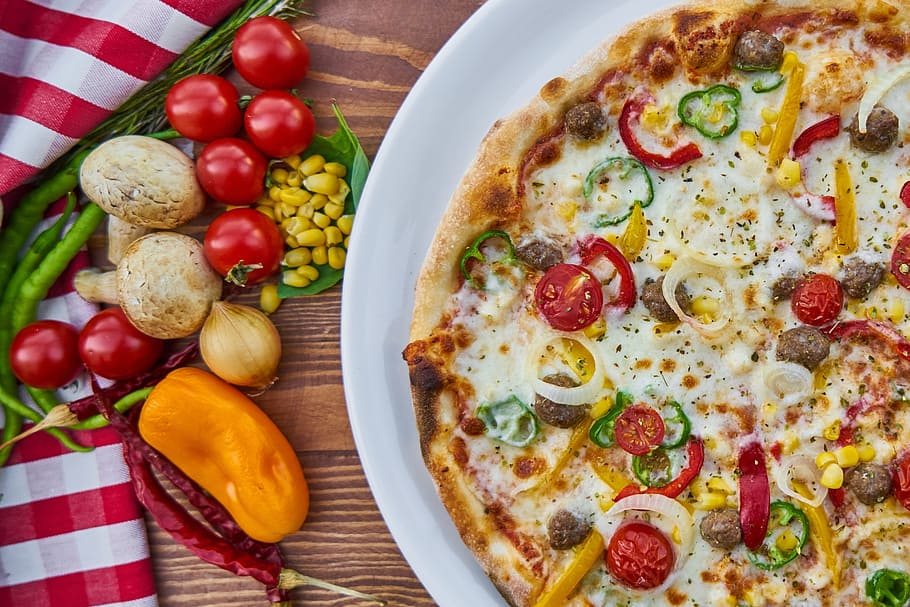 pizza di piring, pizza, margarita, adonan, dipanggang, panas, jamur, tomat, lada, mesir