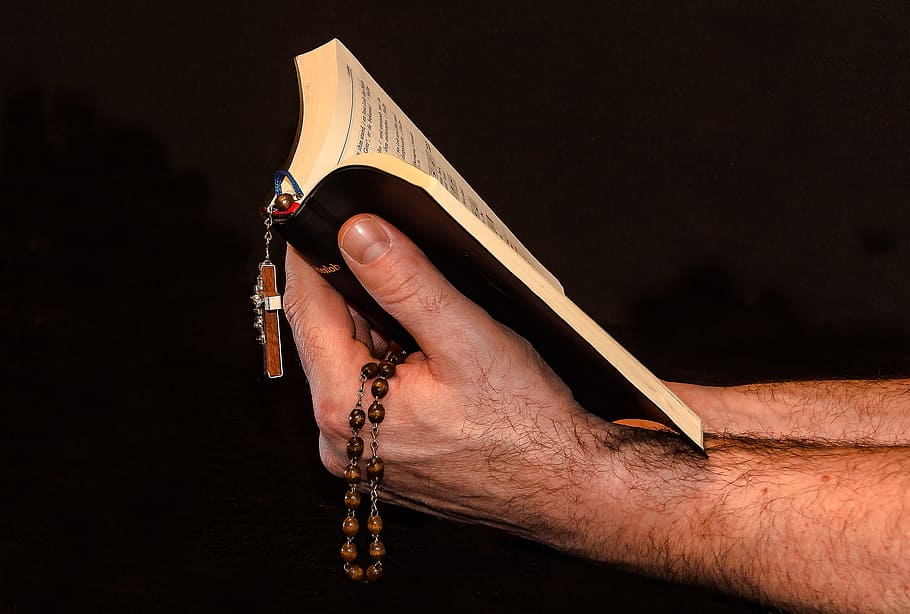 人, 持つ, 聖書, 祈りの本, ロザリオ, 男, 手, 祈り, 男の手, 祈りの本を握る