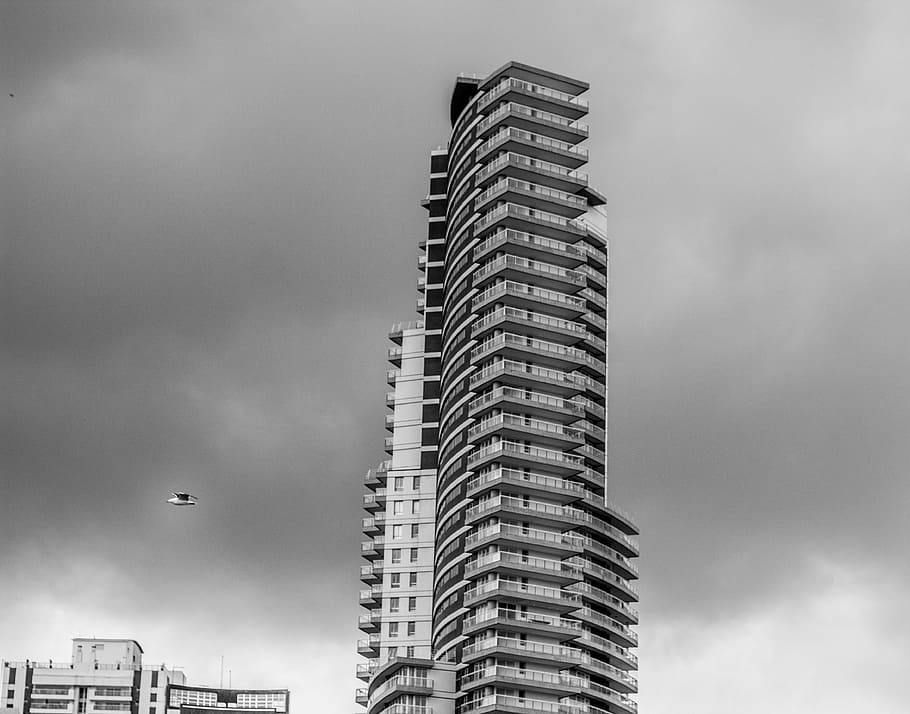 rascacielos, edificio, durante el día, ciudad, urbano, cielo, nubes, escala de grises, arquitectura, blanco y negro