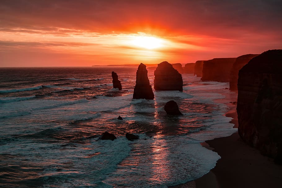 foto de ángulo amplio, orilla, puesta de sol, mar, océano, agua, olas, naturaleza, luz solar, rocas