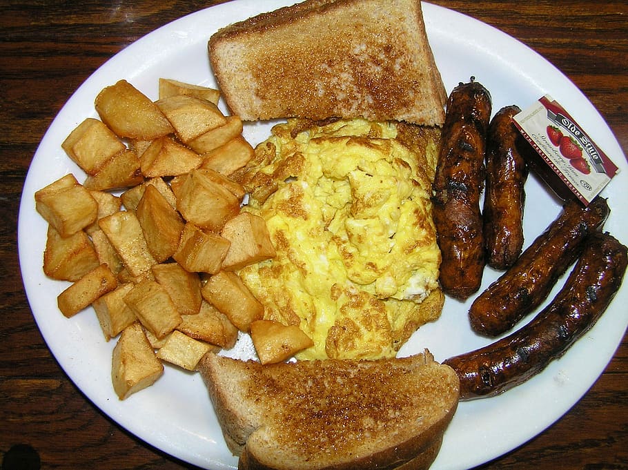 Café da manhã, torradas, batatas fritas, salsicha, ovos mexidos, prato, batata frita, Comida, Pronto para comer, Comida e bebida