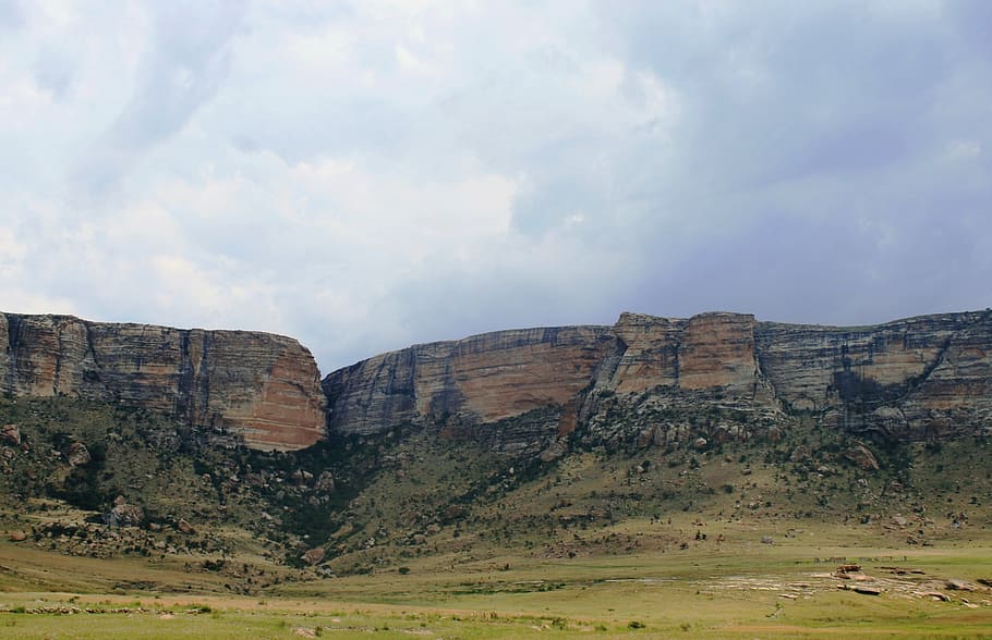 cresta de la montaña, roca escarpada, colores terrosos, grieta de roca, pendientes, pliegue, verde suave, nublado, paisaje, ambiente