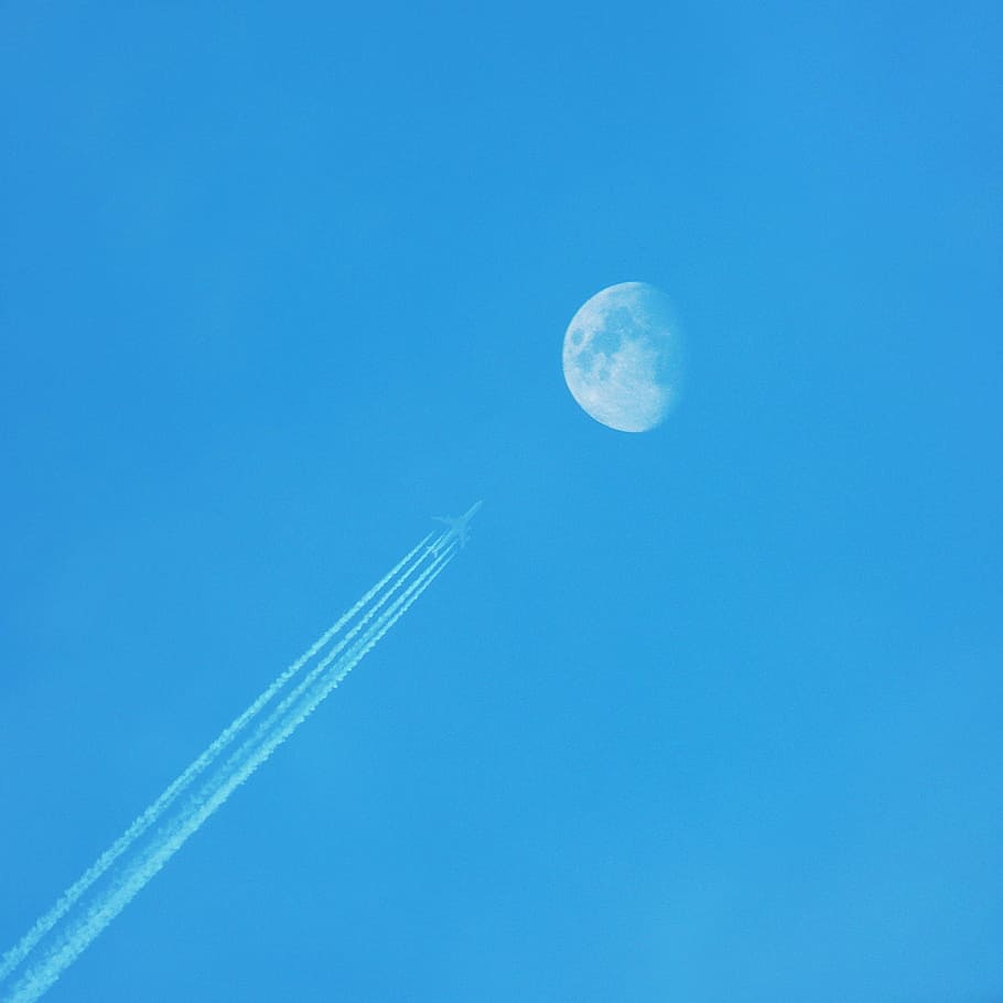 Avión, Vuelo, Aviación, Altura, cielo, estela, avión en el cielo, azul, luna, cielo azul