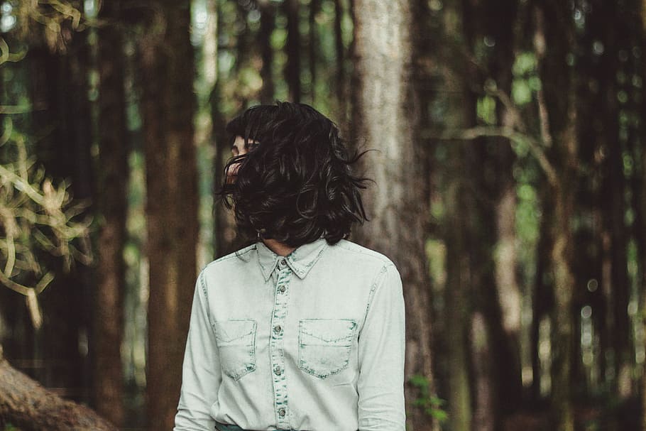 selective, focus photo, woman, wearing, light-blue, chambray acid-washed button-up, collared, long-sleeved, shirt, outdoors