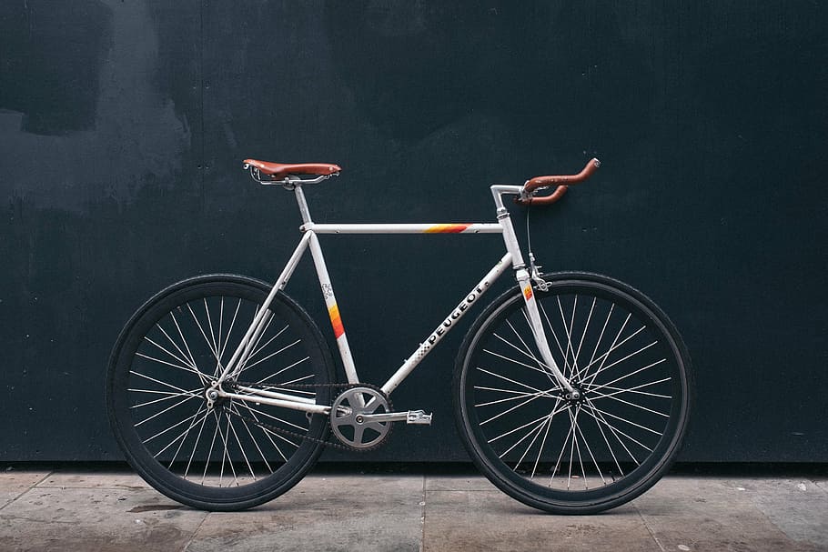 gris, naranja, bicicleta de carretera, estacionado, negro, pared, bicicleta, ruedas, engranaje, viaje