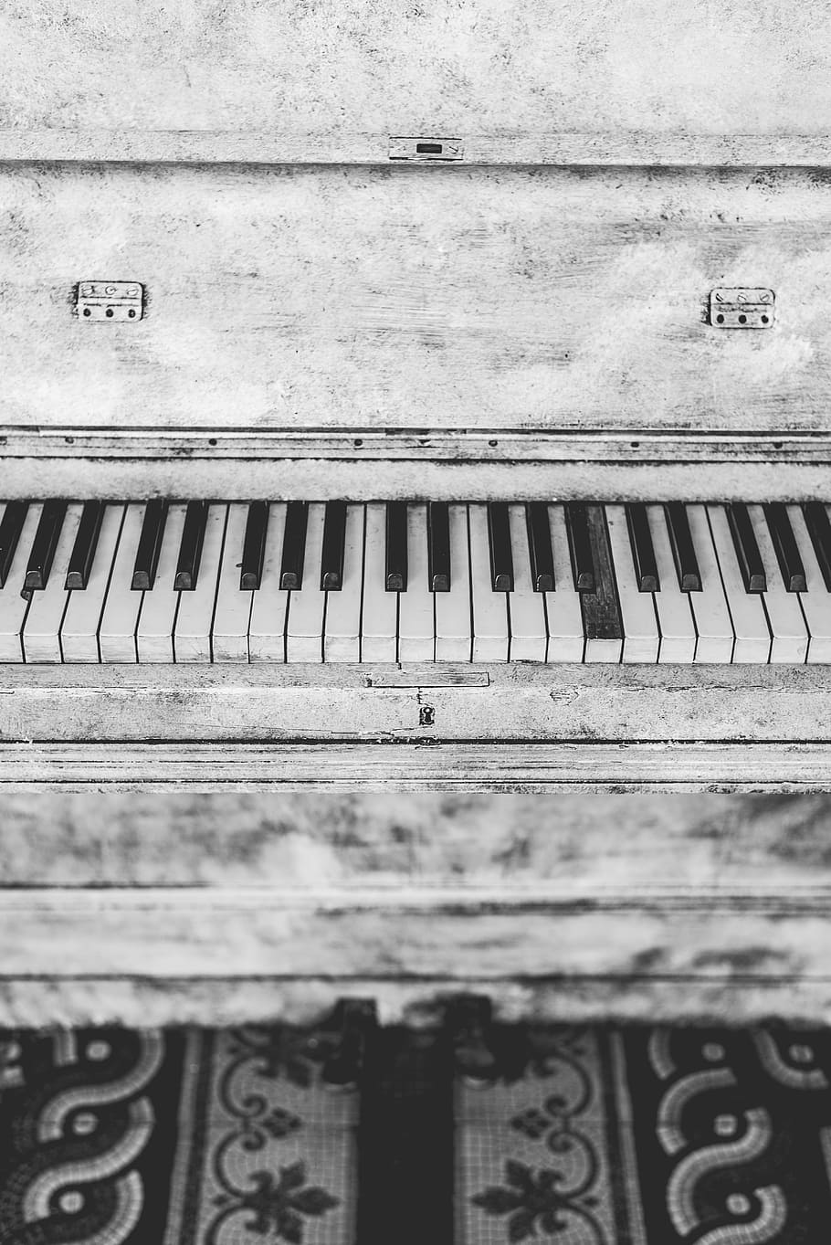 foto em escala de cinza, vertical, piano, instrumento, música, chaves, notas, velho, vintage, madeira