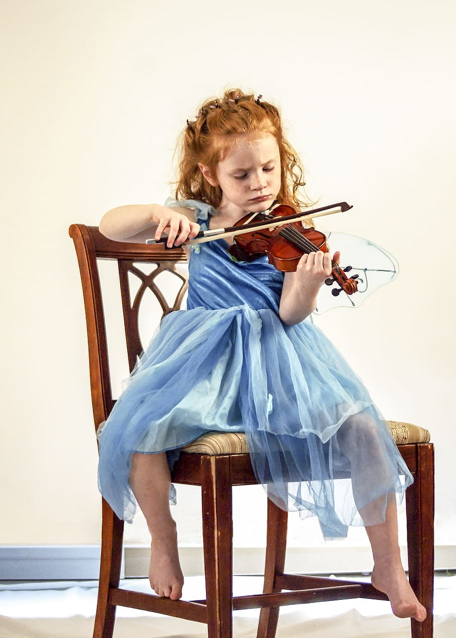 niña, vistiendo, azul, vestido, jugando, violín, niño, música, instrumento, musical