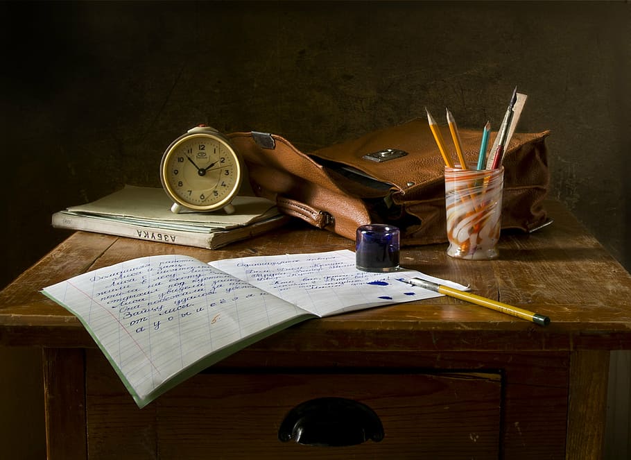 branco, caderno, topo, mesa, natureza morta, escola, retrô, tinta, relógio, lápis