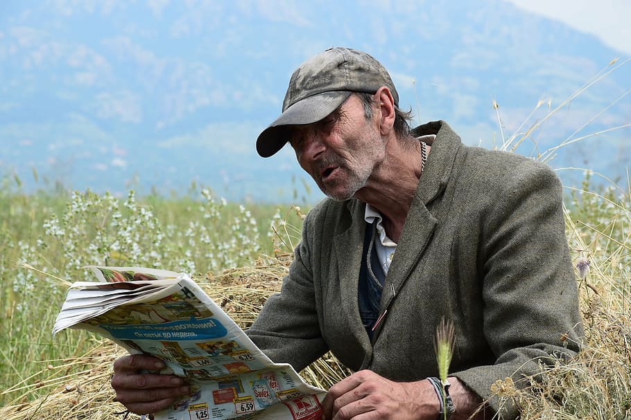homem, cinza, casaco lendo jornal, dia, velhice, jornal, campo, roma, o velho, notícias