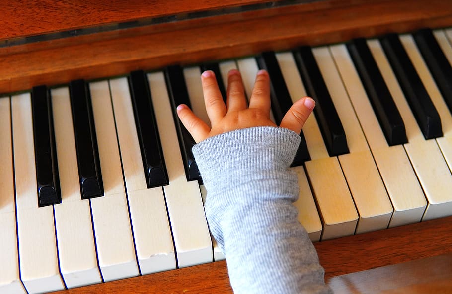 mão, criança, mãos de criança, piano, teclas, teclas de piano, instrumento, música, teclado, equipamento musical