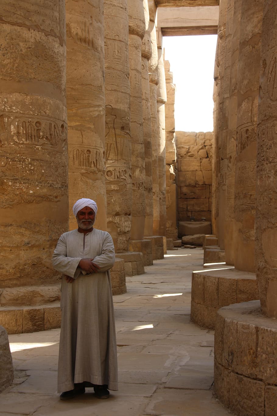 Hombre, marrón, thobe, blanco, turbante, de pie, piedra de mármol, con columnas, paredes, antiguo