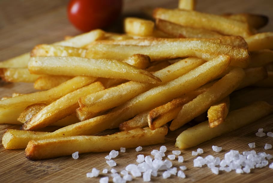 shallow, focus photography, potato fries, french, fries, brown, chopping, board, french fries, salt