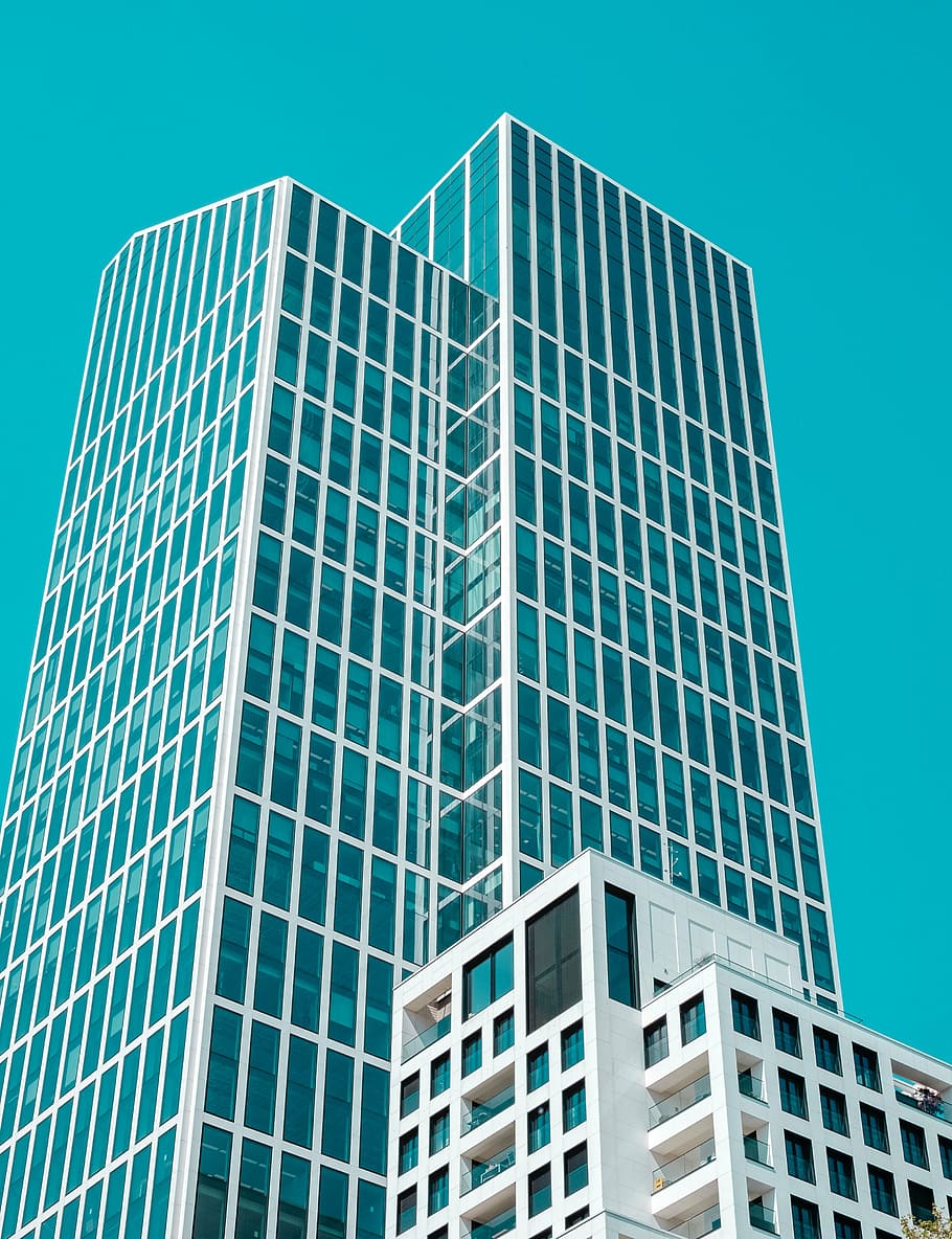 fotografía de ángulo bajo, blanco, enmarcado, edificio de muro cortina, azul, cielo, durante el día, arquitectura, edificio, infraestructura