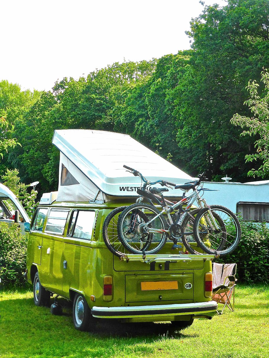 verde, van, várias, bicicletas, traseira, cremalheira, estacionado, grama, camping, van combinada