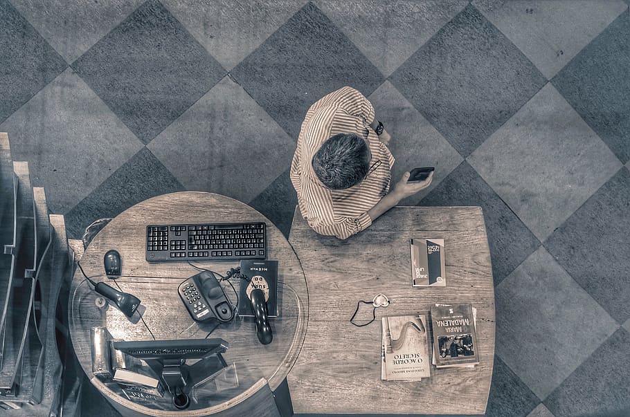 foto em escala de cinza, homem, em pé, exploração, dispositivo, trabalho, mesa, escritório, rato, almofada