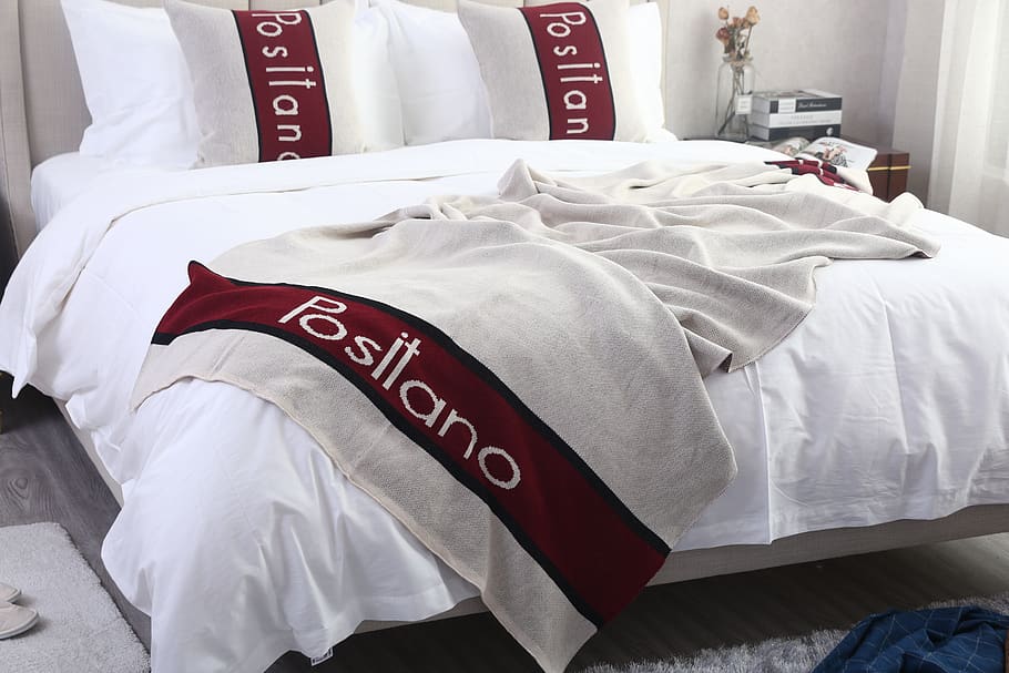 tempat tidur, sarung bantal, handuk ekor tempat tidur, set empat potong, tekstil, teks, warna putih, mebel, dalam ruangan, aksara barat
