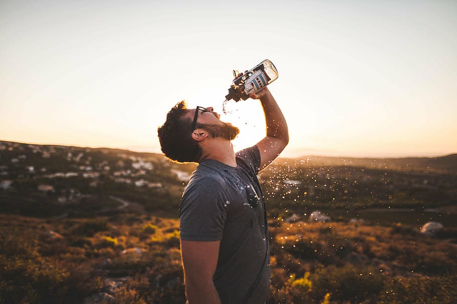 fotografia com lapso de tempo, homem bebendo água, homem, dringkin, água, dia, cara, bebendo, garrafa de água, com sede